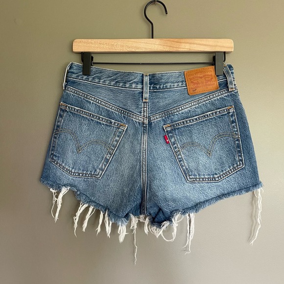 LEVI'S 501 Shorts Back To Your Heart Size 26 Cutoff Light Blue Rinse Distressed - Picture 9 of 16